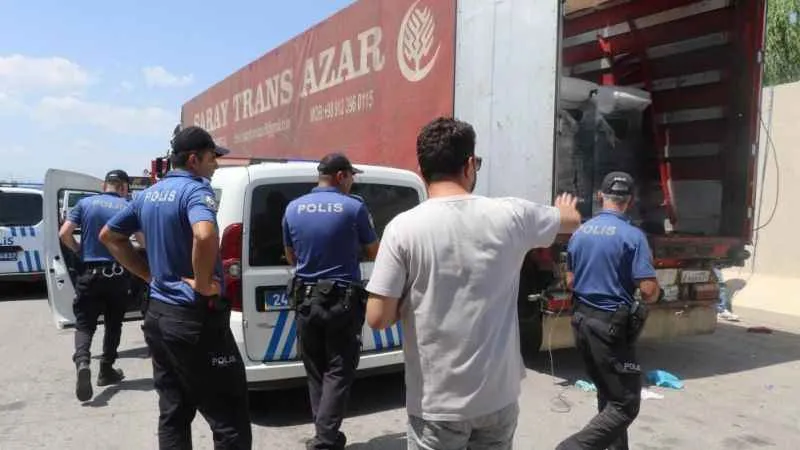 Erzincan’da tırın dorsesinde 70 civarında kaçak göçmen yakalandı