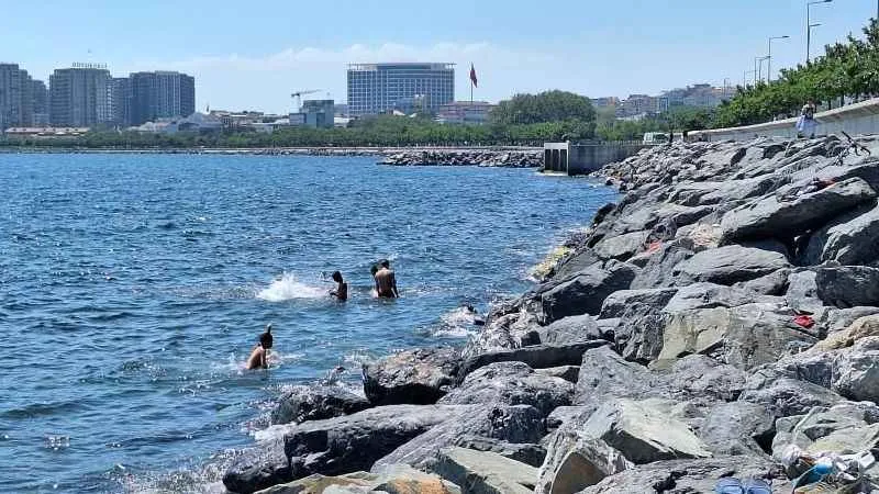 Sıcaktan bunalan İstanbullular soluğu denizde aldı