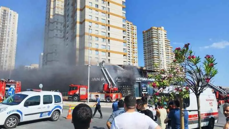 Avcılar’da henüz açılışı yapılmayan AVM’nin çatısı alev alev yandı