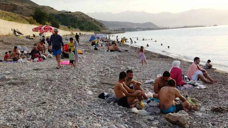 Sıcaktan bunalanlar Van Gölü’ne koştu