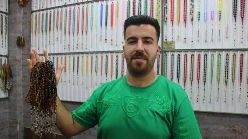 Haritacılığı bıraktı, tesbih işine girdi