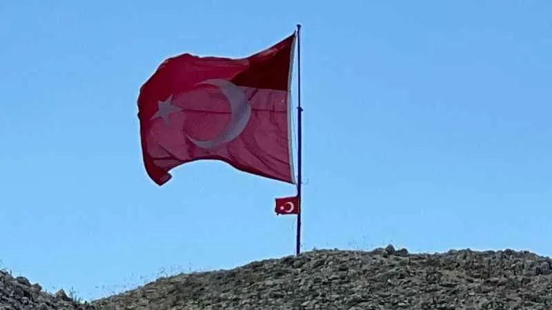 Ilgaz Dağı'nın zirvesinde dev Türk bayrağı dalgalandırıldı