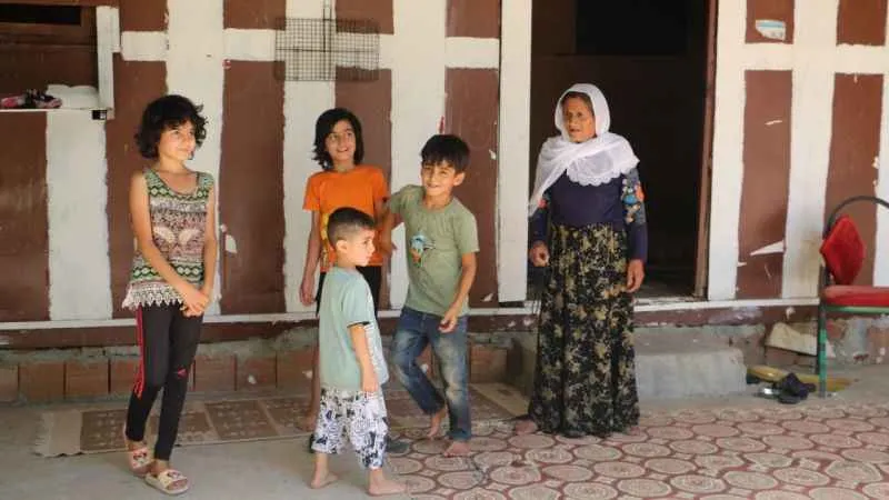 Sur olaylarından kaçtı, 4 yıldır torunlarıyla tır dorsesinde yaşıyor