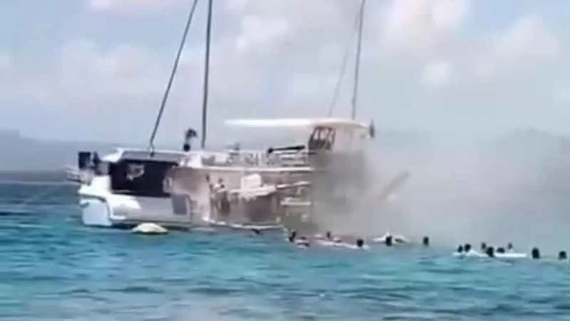 Tur teknesinde yangın dehşeti: Yolcular denize atlayarak canını kurtardı