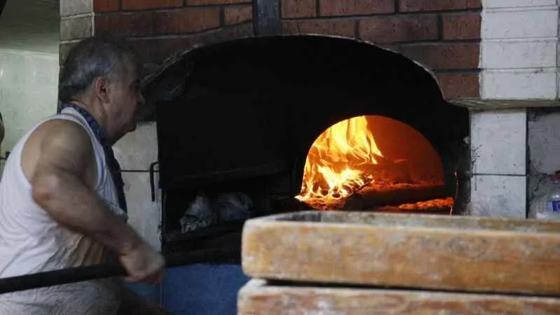 Tarihi Uzun Çarşı'nın en eski fırıncısı sıcaklara rağmen ocak başında
