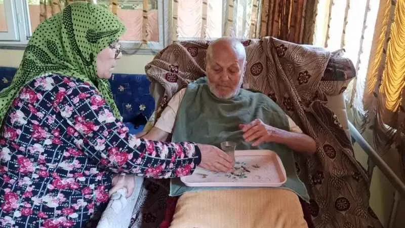 Eşi mutlu olsun diye ıslık bile çalıyor