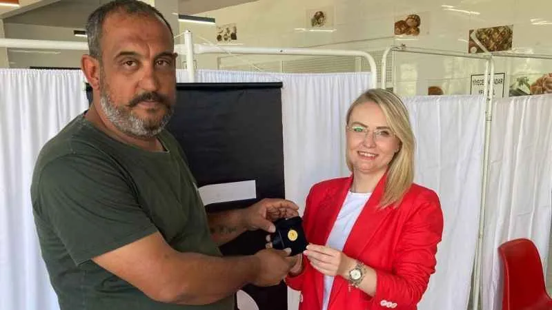 Rekor kan bağışı yapan vatandaşa altın madalya