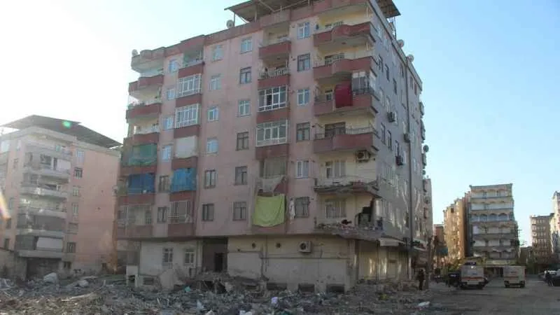 Diyarbakır’da depremde 60 kişinin hayatını kaybettiği bina 'ruhsatsız' ve 'projesiz' inşa edilmiş