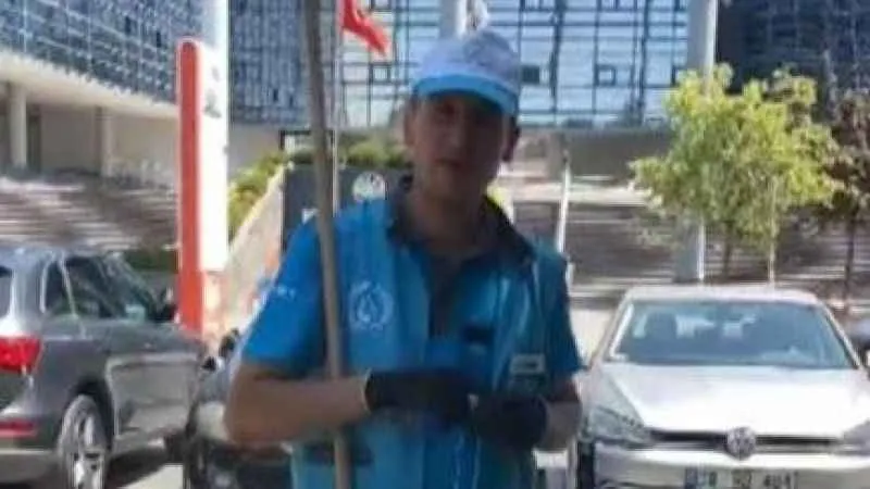 Temizlik işçileri Erkin Koray'ı anmak için klip çekti