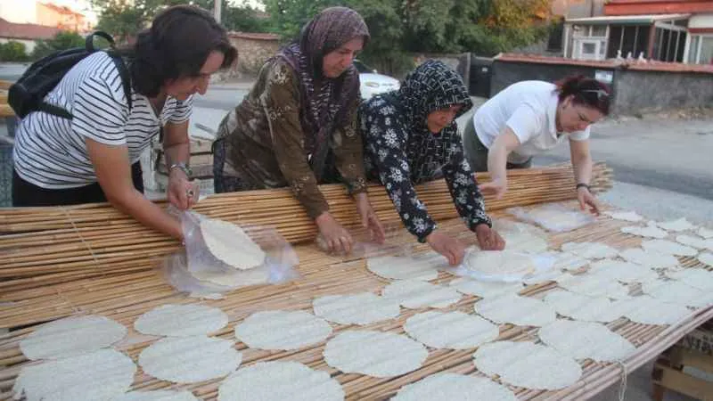 Konya'da ev hanımlarının tarhana telaşı
