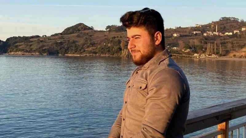 Bıçaklı kavgayı ayırmak isteyen genç canından oldu