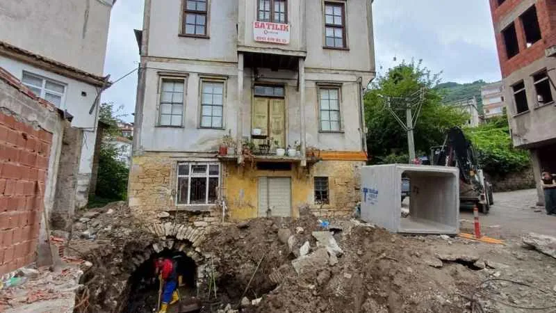 Tarihi evin altından dere yatağı çıktı