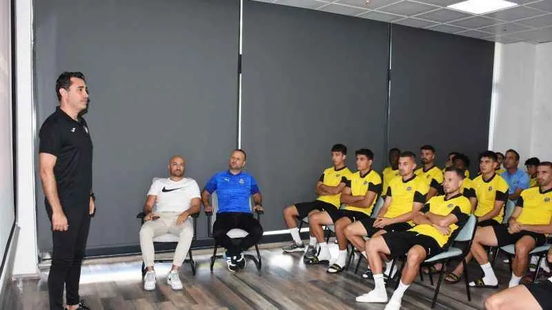 Manisa FK futbolcularına değişen kurallarla ilgili eğitim verildi