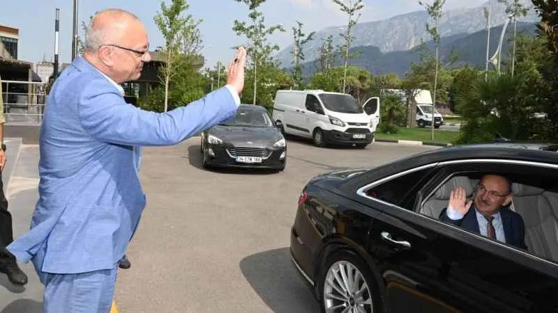 Vali Karadeniz, Başkan Ergün ve Başkan Çerçi’yle vedalaştı