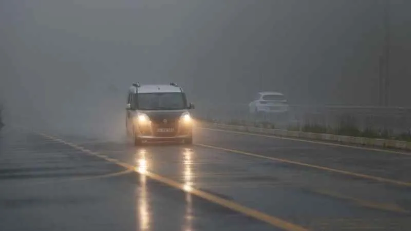 Bolu Dağı’nda sis ve sağanak yağış etkili oluyor