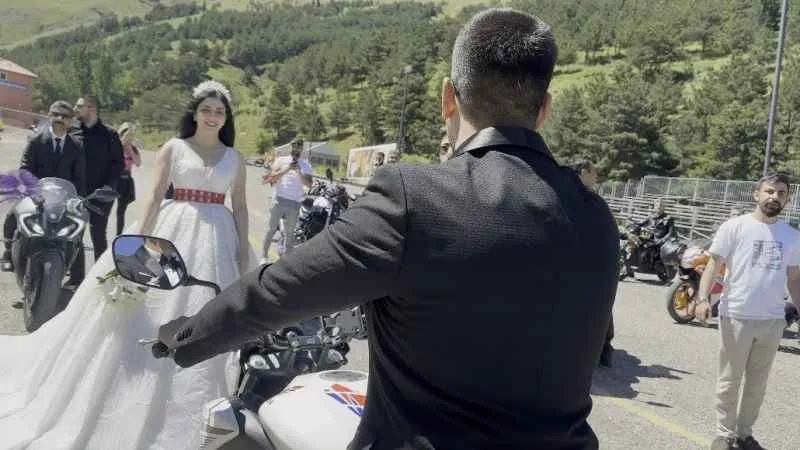 Erzurum’da motosikletli düğün alayı