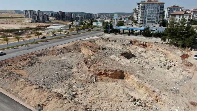 Enkazların yerini boş araziler aldı