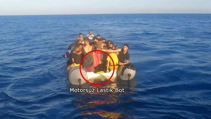 Yunan unsurları motorunu söktükleri lastik bottaki göçmenleri ölüme terk etti