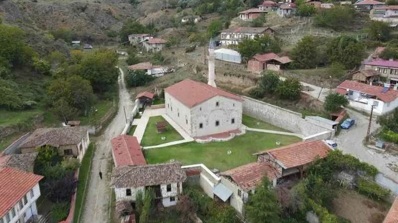 Hz. İsa ve havarilerinin figürleri cami kubbesinde