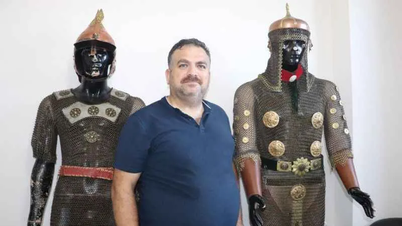 Hobi olarak savaş zırhı yapıyor