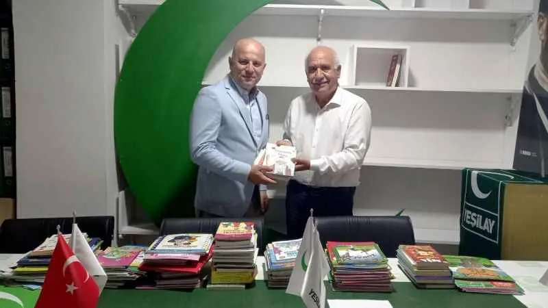 Okuduğu 250 kitabı Yeşilay'a bağışladı