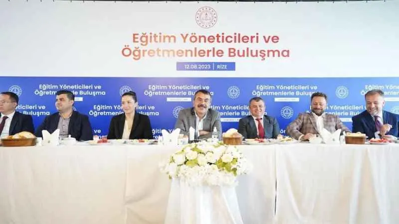 Milli Eğitim Bakanı Yusuf Tekin Rize’de öğretmenlerle buluştu