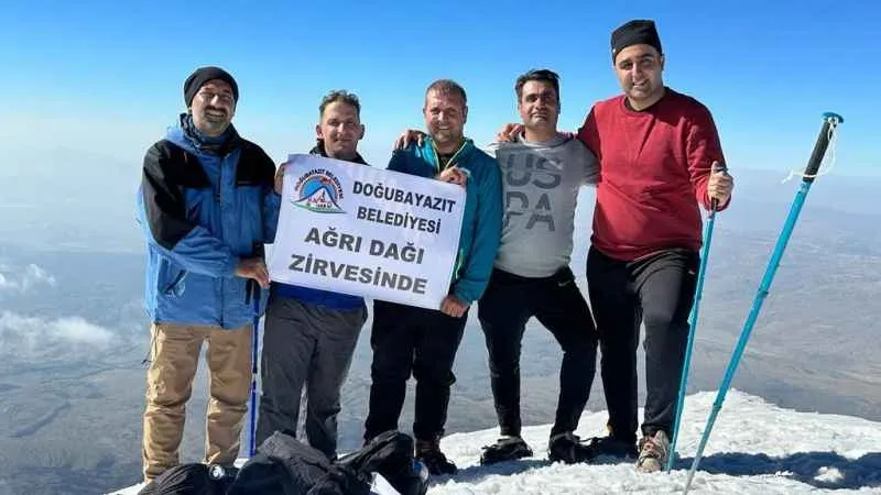 Belediye personellerinden Ağrı Dağı zirvesi
