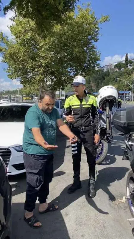 Üsküdar’da yayaya yol vermeyen taksici: "Yolda birisi varsa buyurun mu diyeceğiz"