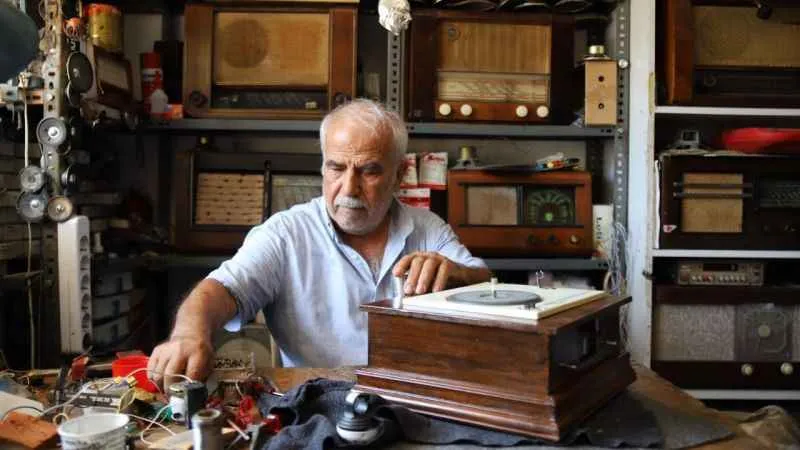 100 yıllık radyolara gözü gibi bakıyor