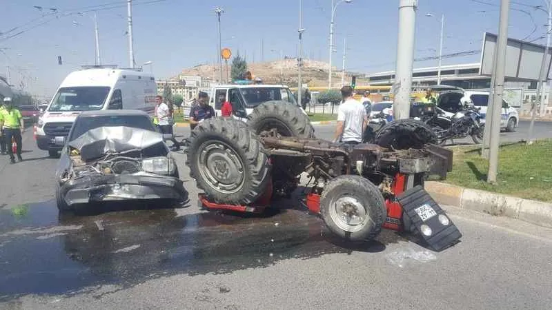 Malatya'da otomobil ile traktör çarpıştı: 2 yaralı
