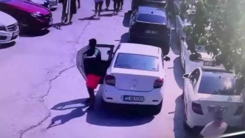 İzmir’de eğlence mekanının kurşunlandığı anlar kamerada