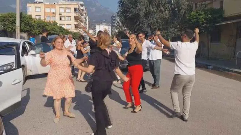 Araçları durdurup çiftetelli oynadılar