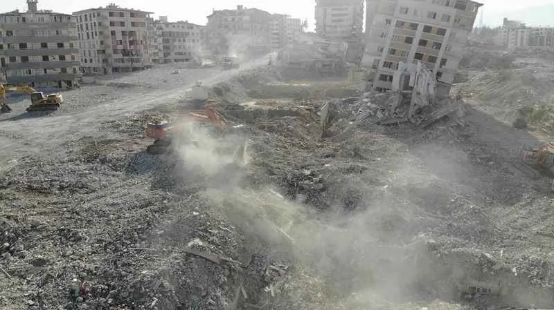 Enkaz kentte Basra sıcağında zorlu yıkım