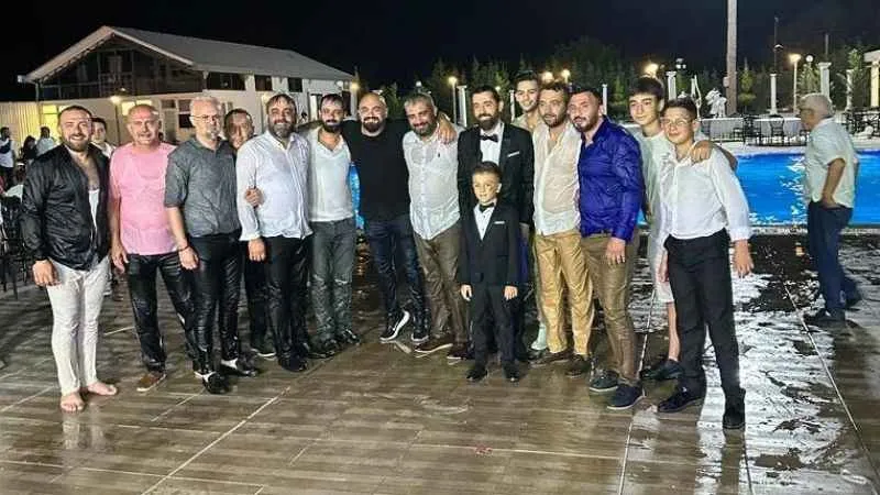 Düğün sahibini elbiseleriyle havuza attılar