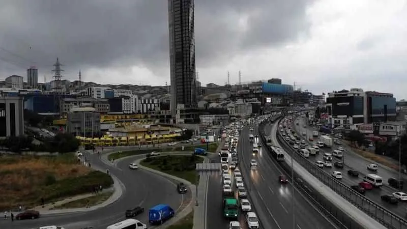 Karayoluna giren bina milyonlarca insana trafik çilesi oluşturuyor