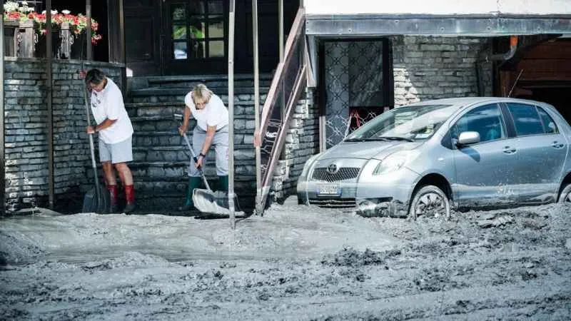 İtalya’da nehir taştı, sokaklar çamurla kaplandı