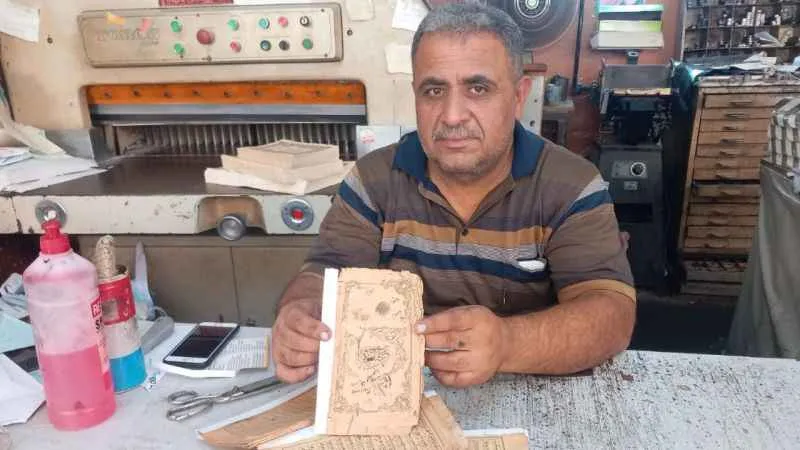 Yıpranmış Kur'an-ı Kerim'leri aşkla onarıyor