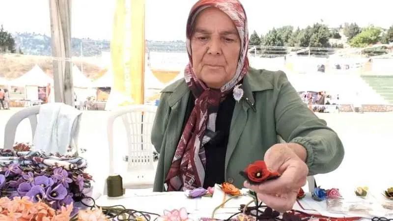 Tek eliyle iğne oyası yaparak geçimini sağlıyor