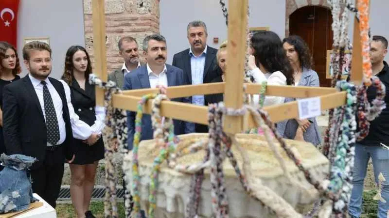 Atık kumaşlar kıyafete dönüştü