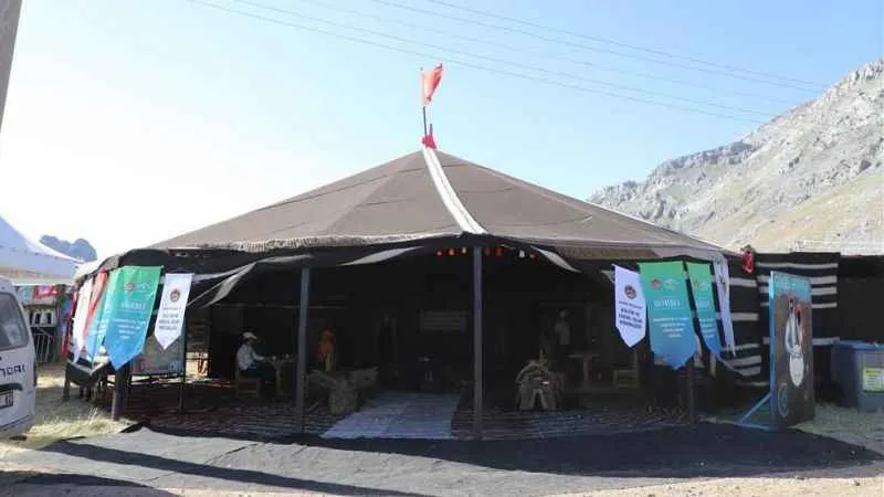 Yörük çadırı ziyaretçi akınına uğradı