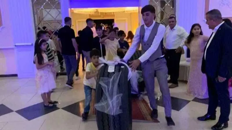 Damada düğünde altın yerine araç lastiği taktı