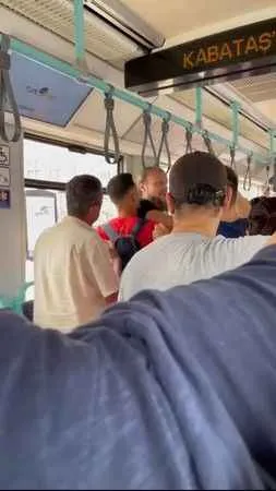 İstanbul’da tramvayda yanlış anlaşılma kavgası kamerada: Turistin yaka paça kovdular