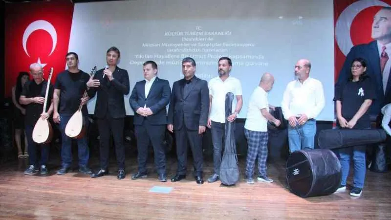 Depremzede müzisyenlere enstrüman dağıtıldı