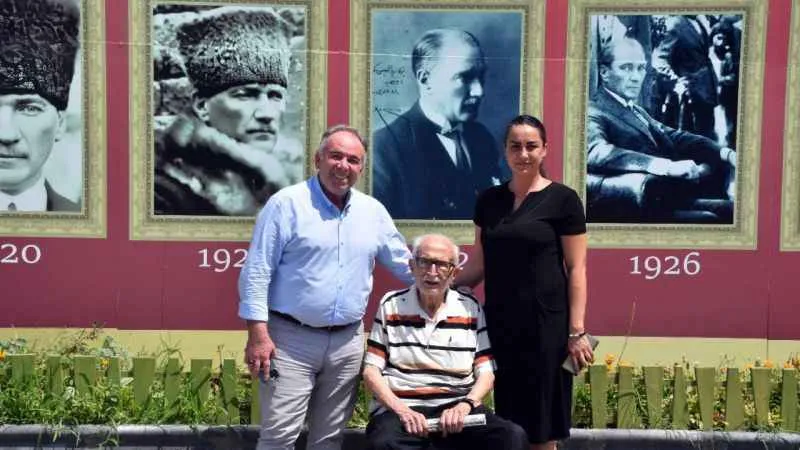 Koleksiyondaki Atatürk fotoğraflarını görünce duygulandı