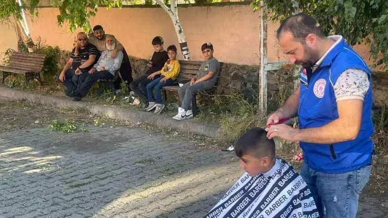 Yaylaları dolaşıp çocukları ücretsiz tıraş ediyorlar