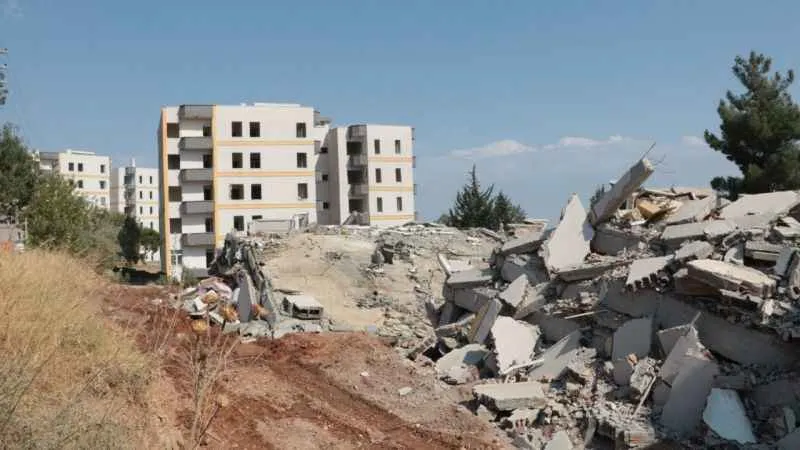 Kahramanmaraş'ta ağır hasarlı binaların yıkımı sürüyor