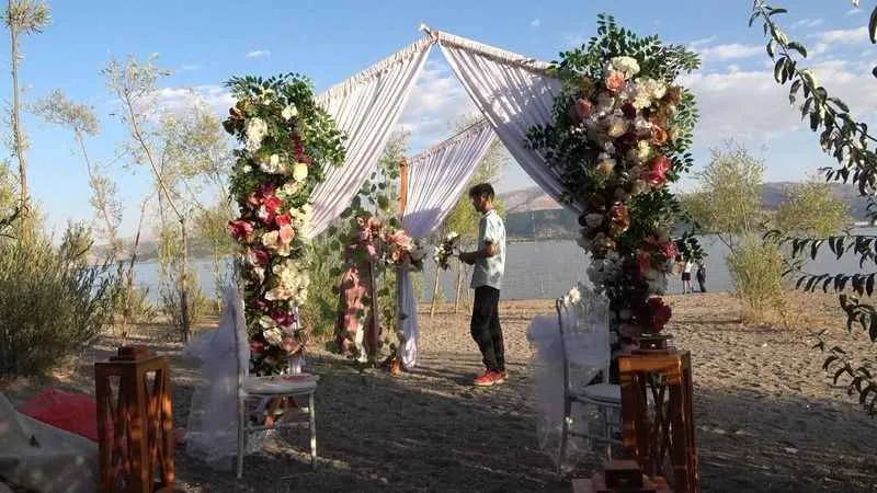 Evlilik tekliflerinin vazgeçilmezi: Van Gölü sahilleri