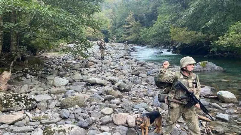 MSB: "Suriye ve İran’dan ülkemize, ülkemizden de Yunanistan’a yasa dışı yollarla geçmeye çalışan 25 şahıs hudut birliklerimizce yakalandı"