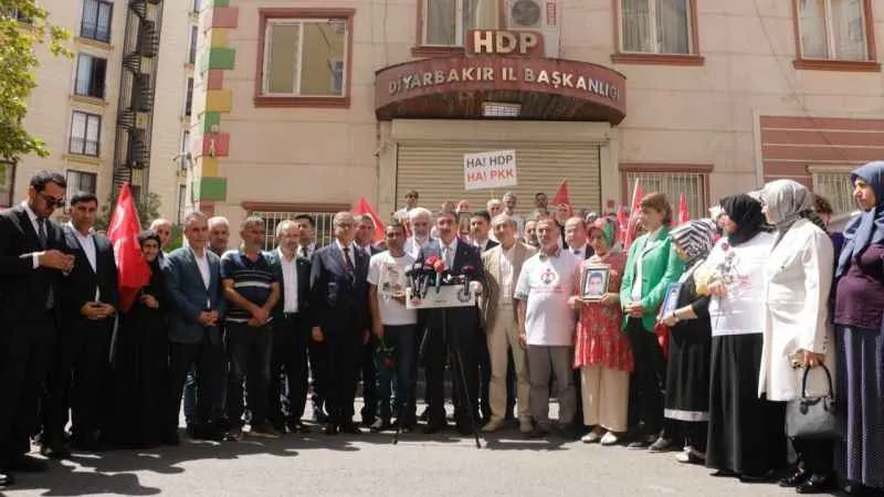 Cumhurbaşkanı Yardımcısı Cevdet Yılmaz, Diyarbakır anneleriyle bir araya geldi