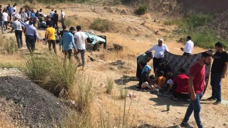 Batman'da otomobil şarampole yuvarlandı: 1 ölü, 8 yaralı